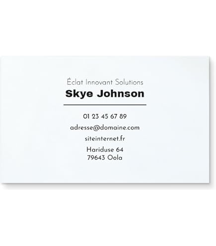 Cartes de visite vierges sur support en bois sur fond gris. Maquette