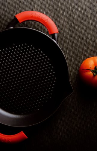 Staub 1223823 Pfanne, Hexagon Structure, Bräter rund mit abnehmbaren Silikongriffen, induktionsgeeignet mit mattschwarzer Emaillierung im Inneren des Topfes, 2 Ausgießer, 32 cm, 3,0 L, schwarz - 5