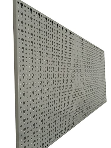 XL Lochblech aus Metall mit Schlüssellochung 25 mm. Pulverbeschichtet in Hellgrau, Stärke ca. 1 mm. Maße 98 x 46 x 1 cm. - 3