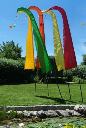 DEKOVALENZ – Balifahnen-Stoff NUSA DUA mit Rauten-Spitze, verschiedene Farben und Längen, Balifahne, Bali Flag, Gartenfahnen, Strandfahnen, balinesische Fahnen, Umbul Umbul, Indonesische Tempelfahnen, Gebetsfahnen, Asienfahnen, Farbe:fuchsia, Fahnenlänge:5 Meter - 4