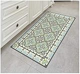 DECORATIVA Y COBERTURA TOTAL: Con un intricando diseño y patrones de colores alegres de mosaicos, mandalas y flores, la ALFOMBRA exhibe belleza mientras es funcional con un reverso antideslizante; cada tapete mide 120 cm de largo por 72 cm ancho y está elaborado en un material grueso y resistente a los desgarros con tecnología avanzada; PVC de alta calidad, se mantiene completamente plana sobre el piso. No es tóxica y es amigable con el ambiente. Fácil de limpiar.