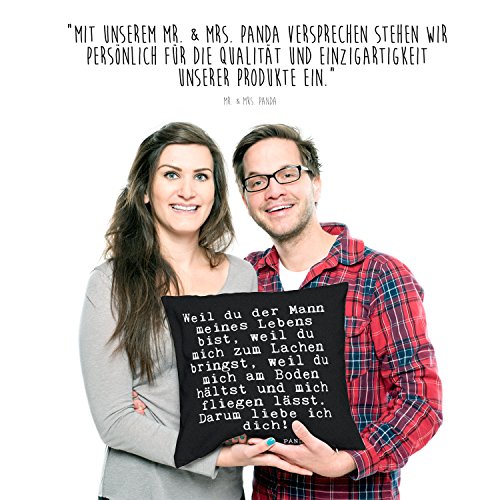 Mr. & Mrs. Panda Kissen 40×40 Spruch „Weil du der Mann meines Lebens bist, weil du mich zum Lachen bringst, weil du mich am Boden hältst und mich fliegen lässt. Darum liebe ich dich! “ – 100% handmade aus Soft-Feel Kissenbezug – Kissen, Kissenhülle, Kopfkissen, Geschenk, Schenken, Couch, Sofakissen, weich, flauschig, 40×40, 40 x 40 Liebe, Freund, Geschenk, Liebesbeweis, Wunder, Partner, Mann, Hochzeit, Ehe, Hochzeitstag Spruch Sprüche Lustig Spass Geschenk Geschenkidee Zitate - 2