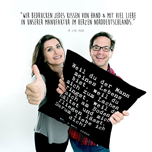 Mr. & Mrs. Panda Kissen 40×40 Spruch „Weil du der Mann meines Lebens bist, weil du mich zum Lachen bringst, weil du mich am Boden hältst und mich fliegen lässt. Darum liebe ich dich! “ – 100% handmade aus Soft-Feel Kissenbezug – Kissen, Kissenhülle, Kopfkissen, Geschenk, Schenken, Couch, Sofakissen, weich, flauschig, 40×40, 40 x 40 Liebe, Freund, Geschenk, Liebesbeweis, Wunder, Partner, Mann, Hochzeit, Ehe, Hochzeitstag Spruch Sprüche Lustig Spass Geschenk Geschenkidee Zitate - 3