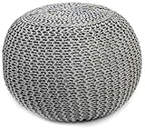 Puff con tejido exterior de color gris, cuya composición es 95% algodón y 5% poliéster. Acolchado con espuma de poliéster.