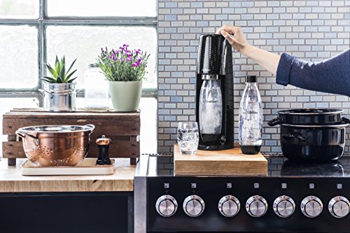 SodaStream Easy Wassersprudler zum Sprudeln von Leitungswasser, macht aus Leitungswasser Sprudelwasser – ohne schleppen. mit 1 Zylinder und 1L PET Flasche (BPA frei); Farbe: schwarz - 11