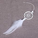 3. El producto cuenta con el estilo indio. Plumas y cuentas hacen de este colector del sueño aspecto elegante y alegre.