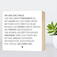 Wir sind eine Familie - einzigartiges Holzbild 15x15x2cm zum Hinstellen und Aufhängen, echter Fotodruck mit Spruch auf Holz - schwarz-weißes Wand-Bild Aufsteller Holz-Schild Wandschild Holzdeko zur Dekoration im Büro und Daheim oder als Geschenk Mitbringsel Geschenkidee zum Umzug Einzug Geburtstag Hochzeit für Freundin Mutter Schwester ... Poster Kunst-Druck Home Deko - Lebensweisheit Regeln für Zufriedenheit & Glück