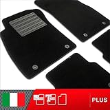100% Nylon de gran calidad, color moqueta negra, ribetes de algodón negro provistos de velcro antideslizamiento en todo el perímetro de las alfombrillas, talonera en moqueta negra electrosoldada por alta frecuencia para las zonas más expuestas al degrado por el uso