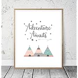 Kinderposter Kinderzimmerbild Spruch ADVENTURE AWAITS mit drei Tipi Zelten - für Mädchen, Baby, Kind - Geschenkidee zur Geburt, Taufe, Geburtstag; Kinderzimmer, Sprücheposter, Motivation - ungerahmt