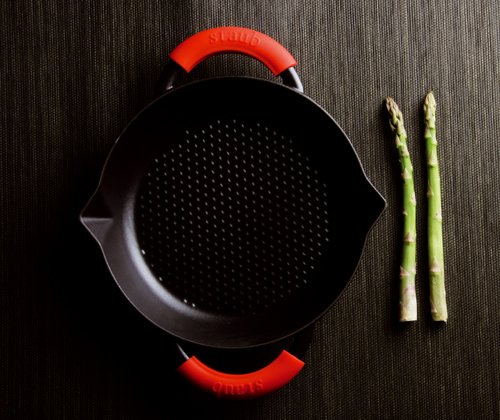 Staub 1223823 Pfanne, Hexagon Structure, Bräter rund mit abnehmbaren Silikongriffen, induktionsgeeignet mit mattschwarzer Emaillierung im Inneren des Topfes, 2 Ausgießer, 32 cm, 3,0 L, schwarz - 4