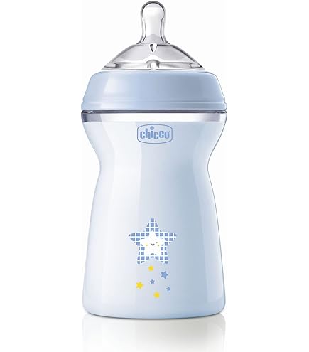 Biberon Con Latte Per Il Ragazzo Isolato Su Priorà Bassa Bianca - Foto 7