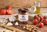 pesto de albahaca y palta El Albahaca Y Los Tomates se controlados y lavarse manualmente o en apposita máquina lavadora. Antes junto al ajo se batidos con batidora específico. La fina el todo viene condito, amalgamato y messo plazo botes. Cierre manual y pastorizzazione del producto.