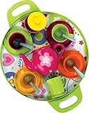 Contiene vasos de colores brillantes y platillos, una tetera, un azucarero y una jarra de leche, todo en una bandeja con dibujos