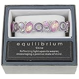 Dieses bezaubernde Silber-Armband ist ein schönes Accessoire mit lilafarbenen Mondsteinen. Das Armband selbst wiegt ca. 26 g und sollte bis zu einem Handgelenksumfang von 21 cm passen. Es hat ein Elastikband, um das Anziehen und Abnehmen zu erleichtern. Eine tolle Geschenkidee und ein absoluter Blickfang. Das Armband ist aus der Equilibrium-Kollektion und kommt in einer attraktiven Geschenkbox.