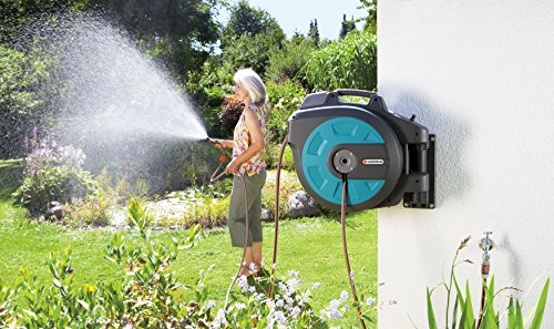 Gardena 8025-20 Schlauchbox Comfort 35 roll-up automatic Li; zur Wandmontage (Einzug über Lithium Ionen Akku per Tastendruck; Box um 180 Grad schwenkbar) Schlauchlänge 35 m - 8