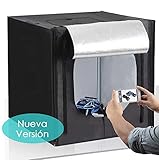 【FONDOS ANTIARRUGAS DE 3 COLORES】: negro, blanco y naranja, el fondo se coloca en el paquete para evitar arrugas y es fácil de limpiar. También pueden producir una luz más uniforme, y luego elegir diferentes colores para tomar más fotos profesionales de acuerdo con sus necesidades. Por ejemplo, un fondo negro evita los reflejos y resalta el contraste, y un fondo blanco tiene un efecto de iluminación suave.