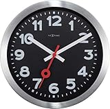 Kleine silberne Uhr mit großen Zahlen auf schwarzem Ziffernblatt sowie gut lesbaren weißen Stunden- und Minutenzeigern und rotem Sekundenzeiger