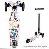 RUEDAS CON LED LUCES: Patinete con 4 ruedas de PU, dosdelanteras y dos en el freno trasero, que están equipadas con LED de colores que parpadean al movimiento del scooter. La luz se ve linda, especialmente por la noche y siempre agrada a los niños.
