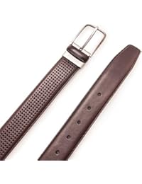 Cinturón confeccionado en piel de alta calidad. Diseño con pequeñas perforaciones. Medidas 95-100-105-115 cm. Color marron.