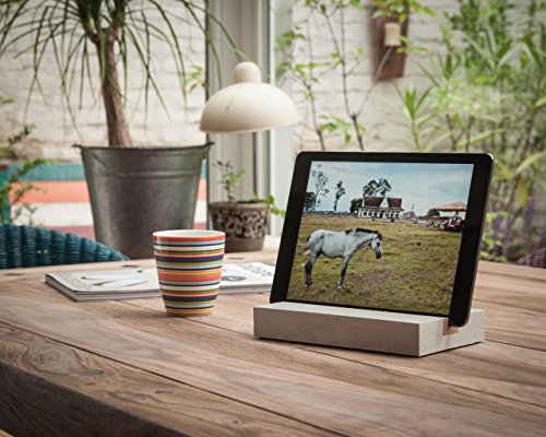 WOOD U? STYLE - Halterung für iPad und Tablets aus Beton mit schöner Holzleiste (Nussbaum)