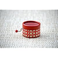 Rote Spieluhr im Retro-Look. Melodie: Imagine