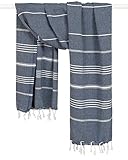 Kompaktes Saunatuch von MORGENSTERN in der Farbe Marineblau mit dezenten weißen Streifen und handgeknoteten Fransen in der Größe 95 x 175 cm eignet sich ideal als modisches Saunatuch Badetuch oder Strandhandtuch