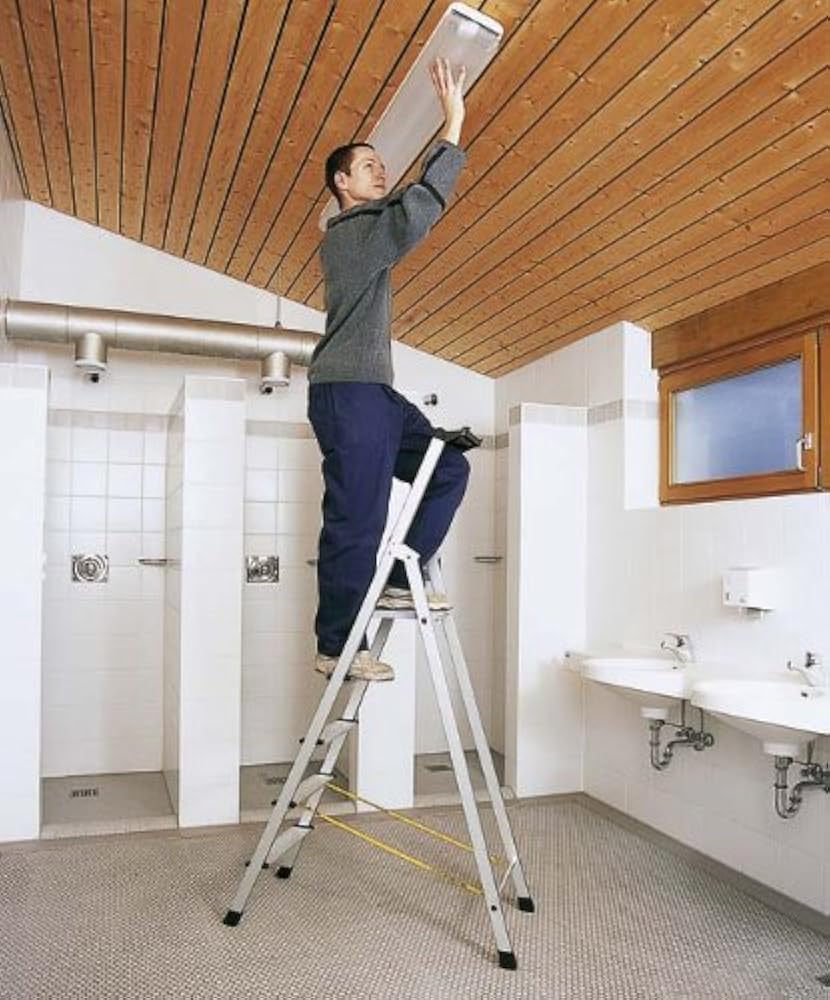 работы с лестницы инструментом. работа на лестнице. производственная травма. упал со стремянки. лестница двухколенная алюминиевая 2х10м.