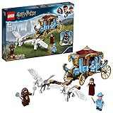 lego harry potter hogwarts castle Am Boden kann die fliegende Kutsche in einen zweistöckigen Wohnbereich mit 2x Banquettes und einem baubaren Tisch im 1. Stock sowie 2x Betten umgebaut werden