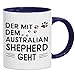 Produktbild Der mit dem Australian Shepherd geht Tasse | Hunde | Herrchen | Gassi gehen | Kaffeetasse mit Farbe | Keramik-Becher © Shirt Happenz, Farbe:Dunkelblau (Intone);Größe:onesize