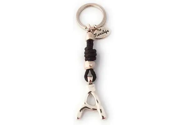 Llavero inicial A de cuero trenzado - Nanaleja - Tus Iniciales - llaveros personalizados hechos a mano - llaveros originales hombre y mujer - porta llaves de bolsillo - regalos originales casa nueva