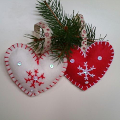 Christmas ornaments in the shape of heart felt fabric with snowflake and white spangles. There are 4 units (two red and two white) per package. Size 9x10 cm. Each one of them. Christmas gift.