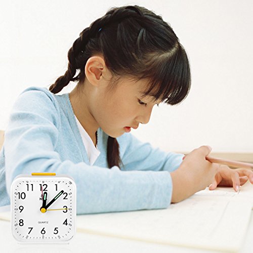 Pingenaneer 3 Zoll Kleiner Wecker Stille Glockenwecker Analog Quarzwecker Klassisch Tischuhren mit Nachtlicht, Lauter Alarm , Ohne Ticken , Schlummerfunktion , Batteriebetrieben—Weiß - 7