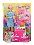 La maleta rosa de Barbie tiene un asa plegable y se abre para llenarla de diversión: ¡decórala con la hoja de pegatinas incluidas, que presentan dibujos como emoticonos y un pasaporte rosa! 
