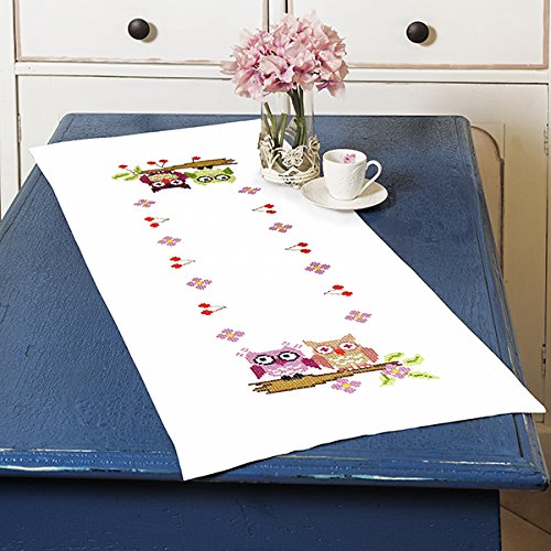 Zauberhafte Stickpackung " VERLIEBTES EULENPAAR " - toller Tischläufer 40 cm x 100 cm - Kreuzstich vorgezeichnet - Stickgarn und Stickdecke aus 100 % Baumwolle - fertig gesäumt mit eingewebtem Zierrand - qualitativ hochwertig - zum Sofort-Loslegen - zum Selbersticken - aus dem KAMACA-SHOP ( Tischläufer 40 cm x 100 cm )