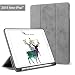 Produktbild SXOVO Neueste iPad 9,7 Zoll 2018 Fall mit Stifthalter und Stiftladeadapter-Steckplatz - Leichte weiche TPU Rückseite und Trifold Stand mit Auto Sleep / Wake, Schutz für Apple iPad 6. Generation (Apple Pencil is NOT included) (Grau)