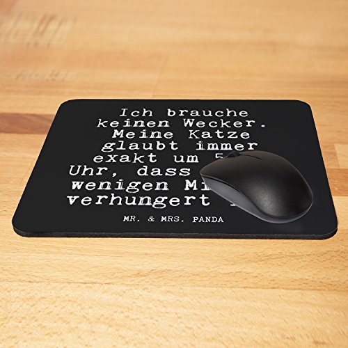 Mr. & Mrs. Panda Mauspad Druck Spruch „Ich brauche keinen Wecker. Meine Katze glaubt immer um genau 6 Uhr, dass sie in ein paar Minuten verhungert ist.“ – 100% handmade aus Naturkautschuk – Mouse Pad, Mousepad, Computer, PC, Männer, Mauspad, Maus, Geschenk, Druck, Schenken, Motiv, Arbeitszimmer, Arbeit, Büro Katzen, Hunde, Herrchen, Frauchen, Katze, Hund, Kater, Geschenk, Freundin, lustig, witzig, Partner, Liebe, Wecker Spruch Sprüche Lustig Spass Geschenk Geschenkidee Zitate - 4