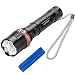 Produktbild LED-Taschenlampe, CREE T6 LED zoomierbar LED taktische Taschenlampe, LOFTer helles und intensives Licht, IP67 wasserdicht, 5 Modi(starkes Licht, mittel starkes Licht, schwaches Licht, schnelles Blinklicht, langsames Blinklicht). Der mitgelieferte Akku kann mittels USB Kabel direkt in der Taschenlampe aufgeladen werden.