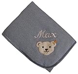 Steiff Babydecke mit Ihrem Wunsch Namen in der abgebildeten Stickschrift bestickt marine blau fein gestreift 90 cm x 60 cm Steiff Collection 6650