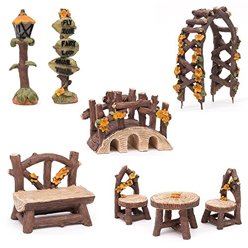 Fortag Miniatur Woodland Outdoor Fairy Garten Kollektion Möbel mit 2x Hocker / Stuhl / Tisch / hölzerne Tür Arch / Straßenschilder / Straßenlaternen / Brücke Set von 8 Stück Hand-painted Kit - 2