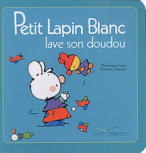 Petit Lapin blanc lave son doudou