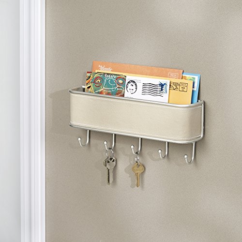 mDesign Schlüsselbrett mit Ablage – vielseitiges Schlüsselboard in taupe und gebürstetem Metall mit Akzenten aus Kunstleder – mit Briefablage für Post oder auch Handys - 5