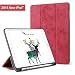 Produktbild SXOVO Neueste iPad 9,7 Zoll 2018 Fall mit Stifthalter und Stiftladeadapter-Steckplatz - Leichte weiche TPU Rückseite und Trifold Stand mit Auto Sleep / Wake, Schutz für Apple iPad 6. Generation (Apple Pencil is NOT included) (Rot)