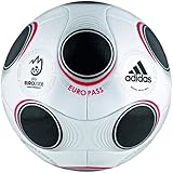 Adidas EUROPASS Matchball in der Präsentationsbo