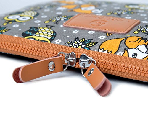 art&cherry © 13-13,3″ Universal Notebook & Laptop Schutzhülle / Hülle / Tasche aus feinstem Canvas-Gewebe 13Zoll z.B. Apple MacBook / HP ProBook / Lenovo Ideapad Yoga 2 / Acer Aspire & ChromeBook / Asus Transformer / DELL XPS Computer Muster 7 ( Fuchs & Eule ‚dunkel‘ ) - 4