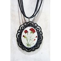 Collana handmade con il pendente bianco e fiori coltivati da me, a forma di piccoli garofani.