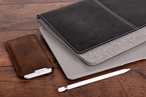 ALMWILD Apple Macbook Pro 15 Hülle, Tasche (Touch Bar, Touch ID). Aus echtem Rinds- Leder und 100% Woll- Filz. Case in Alpstein- Grau mit magnetischer Umschlagklappe aus Echt- Leder in Schwarz. In Bayern handgefertigt - 8