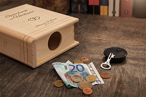 Spardose Buch aus Holz mit Gravur zur Hochzeit – Motiv Herzen – Personalisiert mit Namen und Datum – Sparbuch als Hochzeitsgeschenk – Geldgeschenk-Sparbüchse aus Ahornholz – 13,5 x 16,5 x 6,5 cm - 4
