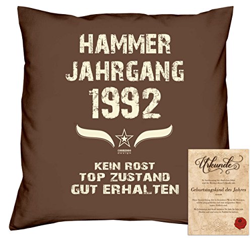 Geschenk 25. Geburtstag :-: Geschenk Idee Geburtstags Deko-Kissen Sofakissen Dekokissen Jahreszahl Aufdruck :-: Hammer Jahrgang 1992 :-: Größe: 40x40cm & Geburtstags-Urkunde Farbe: braun