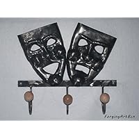 Garderobe aus Schmiedeeisen mit zwei Masken