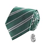 DESIGN SOIGNÉ & FIDÈLE AUX FILMS HARRY POTTER : rayée verte et grise, cette cravate arbore la broderie officielle de la Casa Slytherin appartenant à l'école Hogwarts. Está acompañada por un pin y una hermosa caja de regalo.